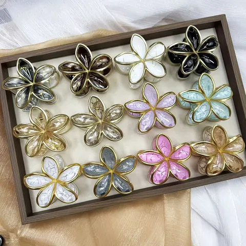 Pinza per Capelli a Forma di Fiore di Frangipani in Resina Lega con Bordo Dorato Stile Resort Clip a Squalo Gioielli Donna