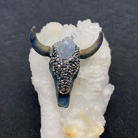 Pendaglio a Testa di Toro in Acrilico Bohemien Intarsiato con Strass Pietra Teschio DIY Accessori per Creazione Gioielli