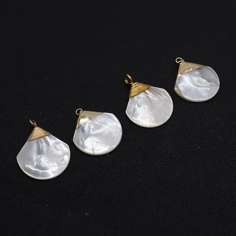 Pendentif en Forme d'Éventail en Coquille Blanche Naturelle pour Fabrication de Bijoux DIY Charme Élégant Pendentif Uniquement Sans Chaîne
