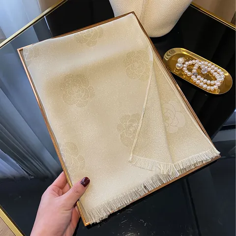 Écharpe Élégante en Satin Jacquard Camélia pour Femmes Châle de Luxe en Soie Avec Glands et Fil Métallique pour Mariage Voyage Fête
