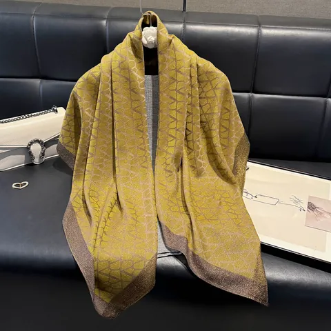 Foulard Carré en Satin de Luxe pour Femmes Avec Impression de Motif Géométrique en V Or Métallique Châle Élégant en Polyester Vintage