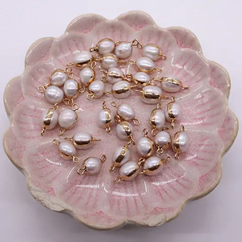 Pendente in Perla Naturale d'Acqua Dolce a Forma di Riso Irregolare con Bordo Dorato Fascino a Doppio Foro per DIY Gioielli
