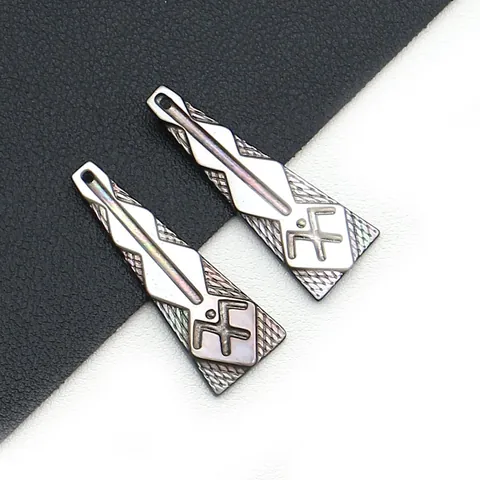 Ciondolo Trapezoidale in Conchiglia Naturale a Labbro Nero Motivo Tribale Intagliato DIY Pendant Only (Without Chain)