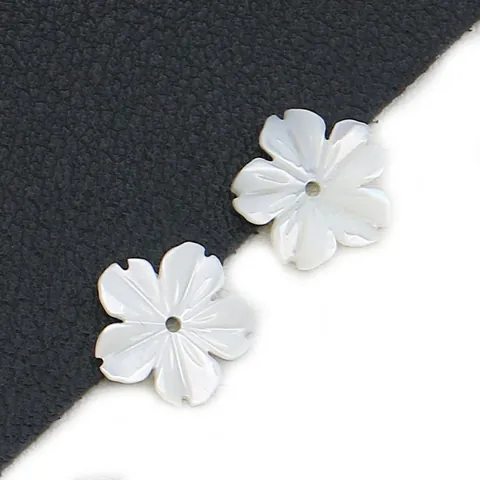 Natürliche Weiße Muschel Fünfblättrige Blumen Lose Künstliche Perlen Geschnitzte Perlmutt Mittel loch Künstliche Perlen DIY Schmuckherstellung Zubehör