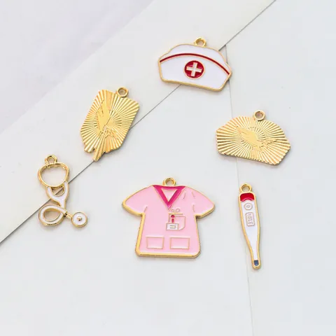 Dijes de Temática Médica de Esmalte y Aleación de Zinc para Joyería DIY Uniforme de Enfermera Gorro Jeringa Estetoscopio Colgantes