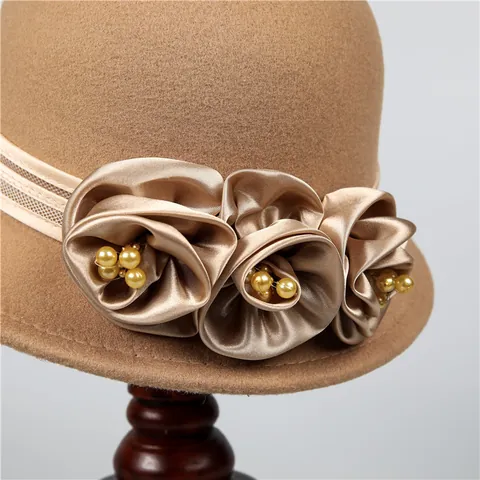Elegant Cloche Hat for Women Winter Warm Woolen Bowler Hat with Satin Flowers and Artificial Pearl Vintage Fedora Hat for Mom