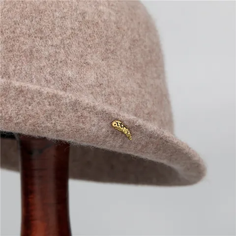 Cappello a Secchiello in Feltro di Lana Vintage da Donna Elegante Tinta Unita Bordo Arrotolato Con Spilla a Foglia di Metallo