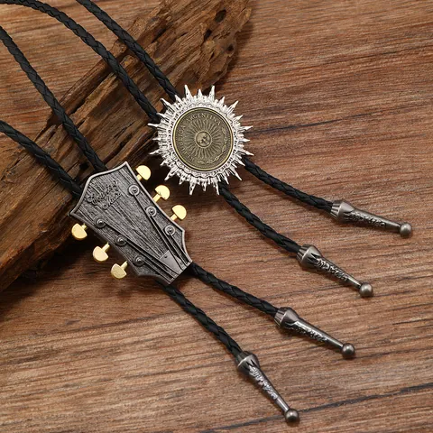 Cravatta Bolo Western Vintage Pendente Moneta Sole Testa Chitarra Retrò Collana in Corda Intrecciata di Pelle PU Gioielli