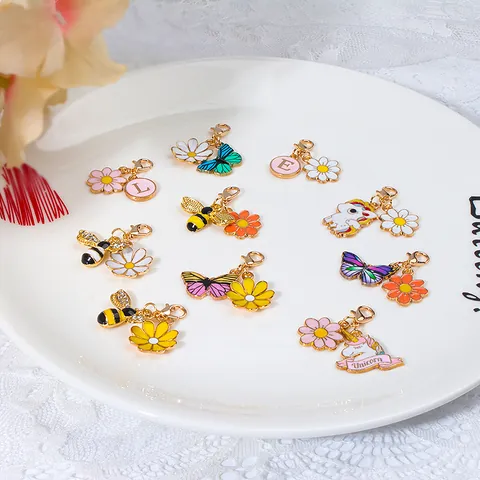 Lindo Llavero de Aleación de Zinc Esmalte Abeja Mariposa Margarita Unicornio Letra del Alfabeto Colgante de Bolsa Accesorios de Regalo Mujer Niña