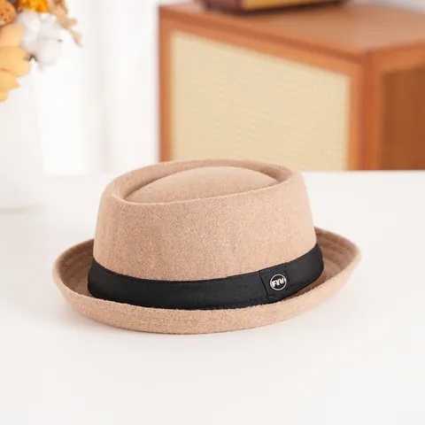 Vintage British Style Pork Pie Hat For Men Women Classic Polyester Felt Fedora With Ribbon And Metal Badge Warm Hat