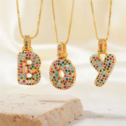 Collier avec Pendentif 26 Lettres Anglaises en Cuivre et Zircone Cubique Colorée avec Chaîne en Acier Inoxydable Hip Hop