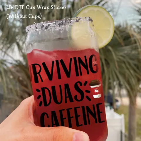 UV DTF Αυτοκόλλητο Μεταφοράς Surviving On Duas And Caffeine Αδιάβροχο DIY Cup Wrap Διακόσμηση για Γυάλινα Ποτήρια Σπίτι Κουζίνα