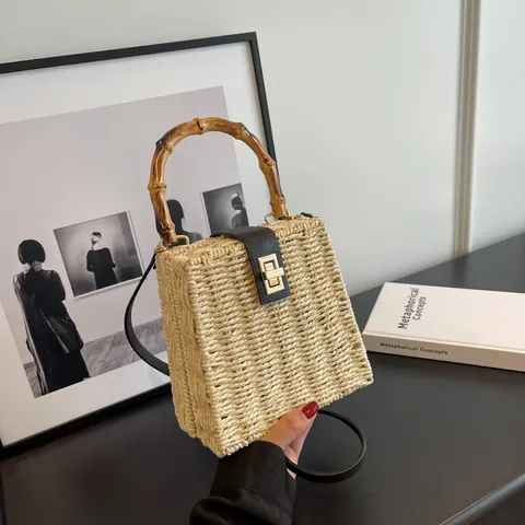 Damen Strohgewebte Box Tasche Mit Bambusgriff Goldfarbenes Schloss PU Lederbesatz Crossbody Schultertasche Sommer Strand Handtasche