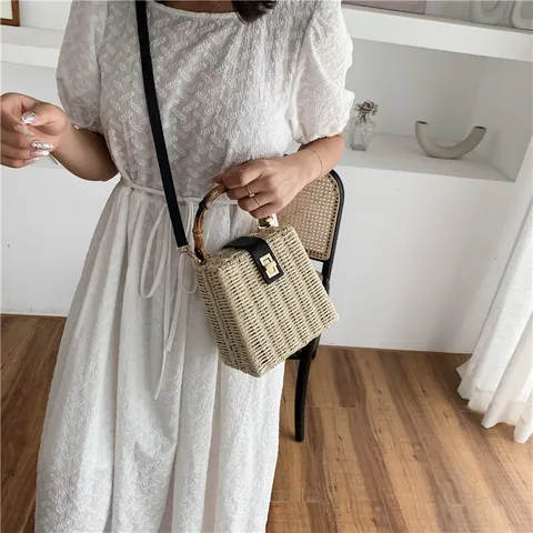Damen Strohgewebte Box Tasche Mit Bambusgriff Goldfarbenes Schloss PU Lederbesatz Crossbody Schultertasche Sommer Strand Handtasche
