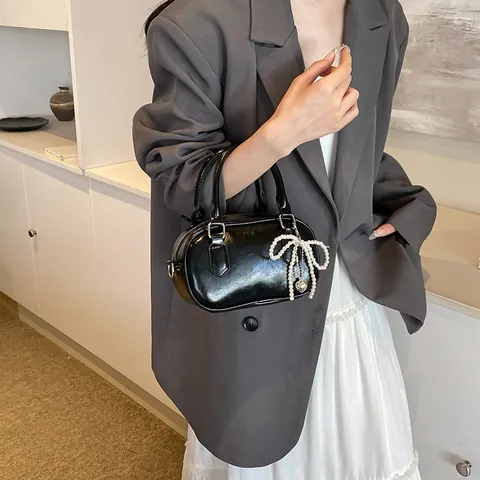 Bolso de Mano Boston de Mujer de Cuero PU Brillante Con Colgante de Lazo de Perlas Artificiales Bolso de Bandolera Pequeño Urbano Minimalista