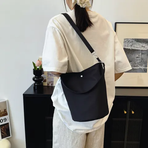 Borsa a Secchiello in Nylon Moda Coreana da Donna Tinta Unita Minimalista Grande Capacità Tracolla Con Cinturino Regolabile