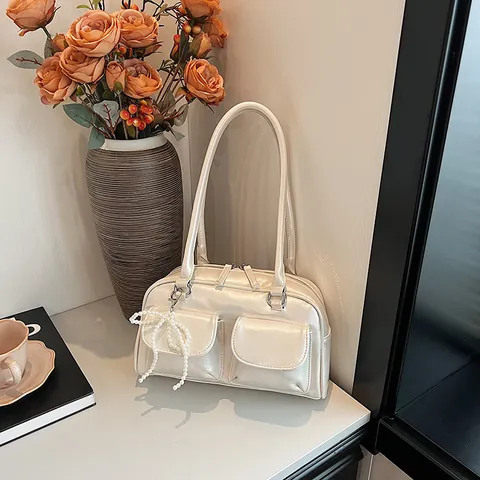 Bolso de Axila Vintage de Cuero Sintético Brillante Para Mujer Con Dije de Lazo de Perlas Artificiales Doble Bolsillo Estilo Coreano
