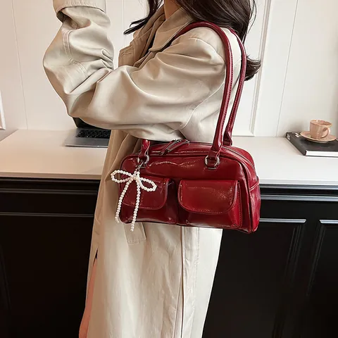 Bolso de Axila Vintage de Cuero Sintético Brillante Para Mujer Con Dije de Lazo de Perlas Artificiales Doble Bolsillo Estilo Coreano