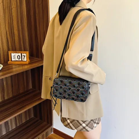 Sac Bandoulière Femme en Cuir PU Mode Surpiqûres Vagues Arc-en-Ciel Sac Caméra Large Bandoulière Gland Sac Décontracté