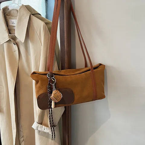 Sac à Épaule Vintage en Suédine pour Femmes Minimaliste Bandoulière en Cuir PU Sac Sous les Bras Fourre-Tout Avec Pendentif Baseball