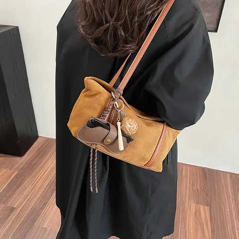 Sac à Épaule Vintage en Suédine pour Femmes Minimaliste Bandoulière en Cuir PU Sac Sous les Bras Fourre-Tout Avec Pendentif Baseball