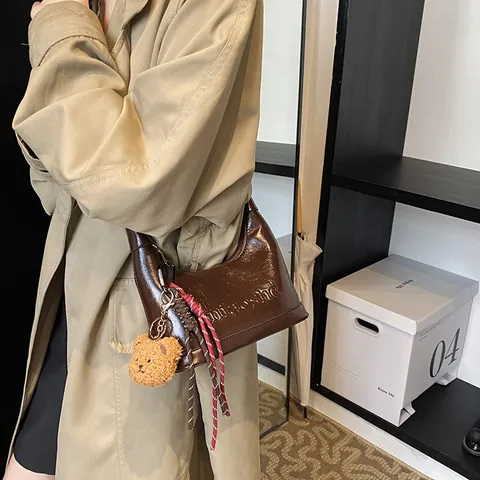 Sac Hobo Vintage en Similicuir pour Femme Sac à Épaule Demi-lune Rétro Avec Charm Ours Mignon Gland Tissé Sac à Main Quotidien Élégant