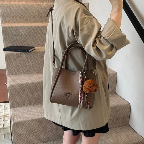Retro Lychee Muster PU Leder Eimertasche Für Damen Mode Shopper Mit Plüsch Hund Anhänger Verstellbare Umhängetasche