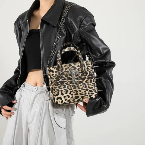 Dames Punk Luipaardprint Schoudertas Gotisch Spikes Klinknagels Tote Kruis Hanger Metalen Kettingriem Grote Capaciteit Tas