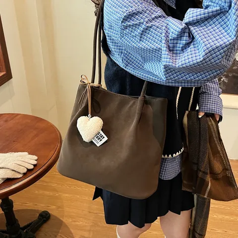 Bolso Tote de Gamuza de Gran Capacidad para Mujer Vintage Japonés Casual Bolso de Hombro Retro Color Sólido Con Colgante de Corazón de Felpa Blanco