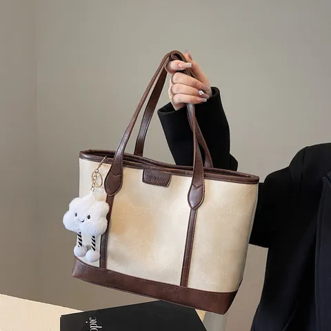 Bolso Tote de Gran Capacidad para Mujer Color de Contraste Cuero PU Bolso de Hombro Con Colgante de Nube de Felpa Bolso de Oficina