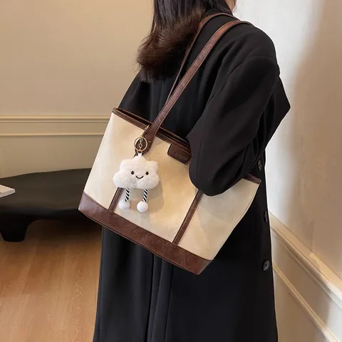 Bolso Tote de Gran Capacidad para Mujer Color de Contraste Cuero PU Bolso de Hombro Con Colgante de Nube de Felpa Bolso de Oficina