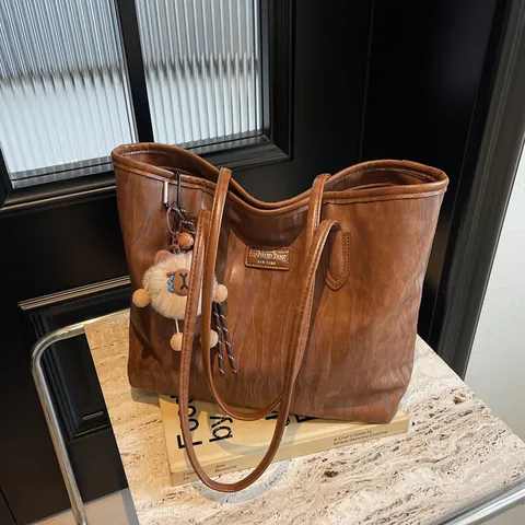 Vintage Tote Bag mit Großer Kapazität Für Damen PU Leder Wellenmuster Schulterhandtasche Mit Plüsch Schaf Anhänger Pendeln Tasche