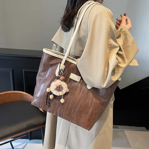 Vintage Tote Bag mit Großer Kapazität Für Damen PU Leder Wellenmuster Schulterhandtasche Mit Plüsch Schaf Anhänger Pendeln Tasche
