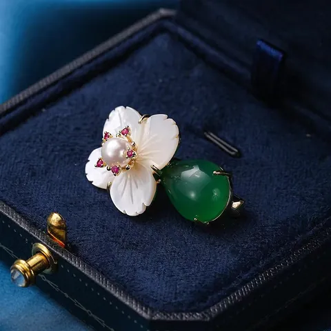 Broche de Flor Vintage para Mujer Cobre Flor de Madreperla Blanca con Perla Incrustada Piedra de Gota Verde Esmeralda Broche Elegante Joyería Regalo