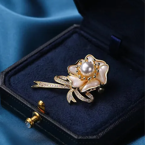 Broche de Flor de Camelia de Estilo Francés para Mujer de Cobre Concha Natural Perla Cinta Lazo Zirconia Incrustada Joyería de Moda Regalo