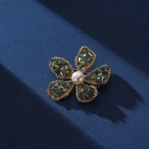 Broche de Flor Elegante para Mujer Lujo Circón Cristal Pétalo Floral Corsage Cobre Chapado en Oro Joyería de Perla de Imitación Regalo
