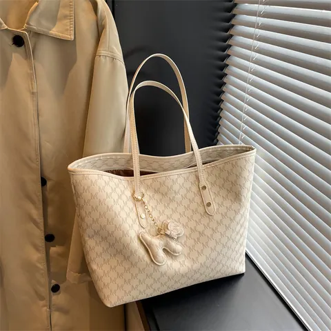 Μεγάλη Χωρητικότητα Τσάντα Tote από Δέρμα PU με Εκτύπωση Μονόγραμμα για Γυναίκες Κομψή Τσάντα Ώμου με Διακόσμηση Μενταγιόν