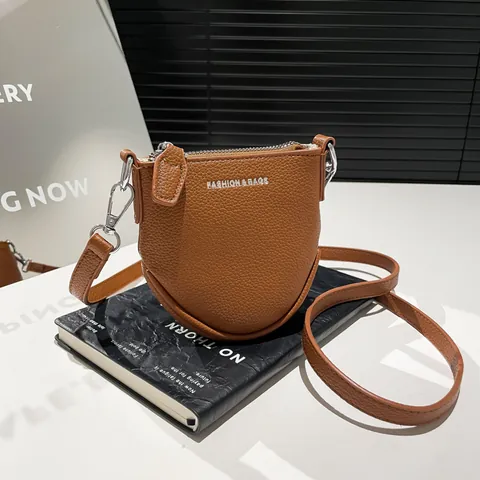 Mini Sac Bandoulière Femme en Cuir PU Inscription FASHION & BAGS Texture Litchi Petit Sac à Épaule Carré Sac de Téléphone