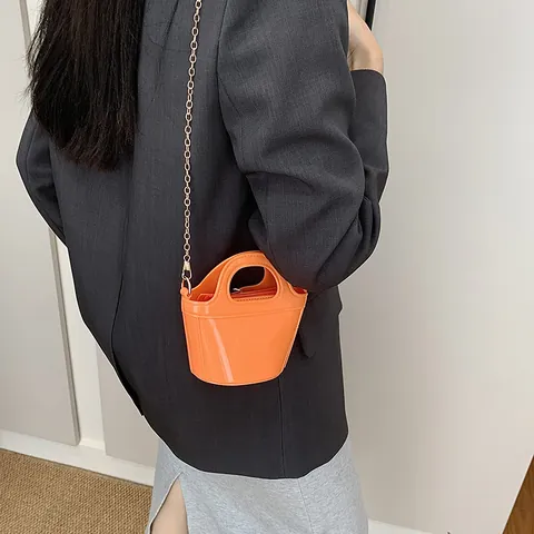 Women Mini Bucket Jelly Bag Glossy PU Leather Handbag With Gold Chain Strap Crossbody Bag Daily Simple Small Purse