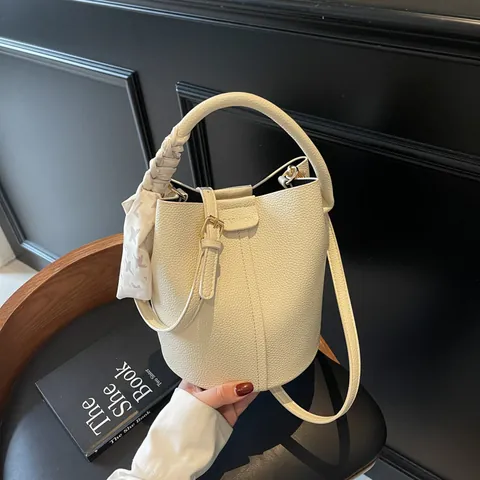 Vintage PU-Leder Eimertasche Mit Kieselstruktur Für Damen Stilvolle Handtasche Mit Satinschal-Dekor Umhängetasche Für Den Alltag