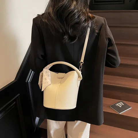 Vintage PU-Leder Eimertasche Mit Kieselstruktur Für Damen Stilvolle Handtasche Mit Satinschal-Dekor Umhängetasche Für Den Alltag