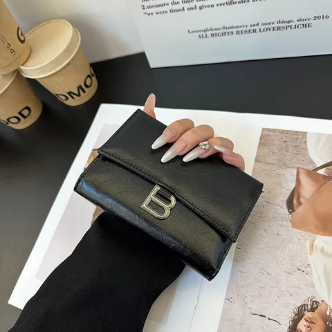 Portefeuille Rétro en Cuir PU pour Femmes Pliage en Trois Avec Boucle en B Métallique Petit Porte-monnaie