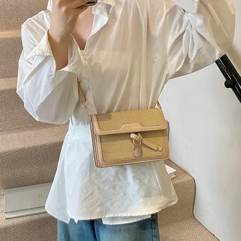 Women Woven PU Leather Crossbody Bag Vintage Fashion Contrast Color Square Shoulder Bag With Adjustable Strap Metal Pendant