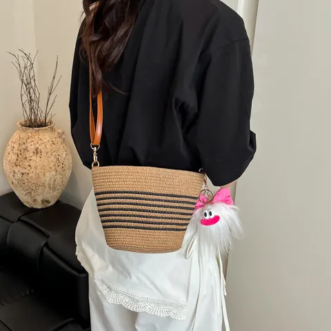 Handgefertigte Gewebte Stroh Beuteltasche Für Damen Mode Streifen Urlaub Strandtasche Mit Süßem Plüsch Monster Anhänger Umhängetasche