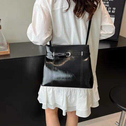 Bolso Cubo Casual de Cuero PU para Mujer Bolso de Hombro Con Hebilla Decorativa Color Sólido Minimalista Bandoulière para Uso Diario