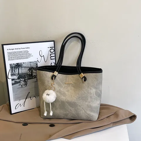 Damen Große Kapazität PU Leder Einkaufstasche Mit Marmor Textur Vintage Umhängetasche Pendler Handtasche Mit Süßem Plüsch Anhänger