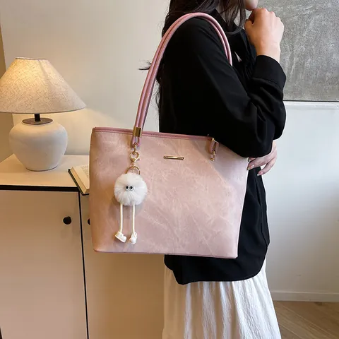 Damen Große Kapazität PU Leder Einkaufstasche Mit Marmor Textur Vintage Umhängetasche Pendler Handtasche Mit Süßem Plüsch Anhänger