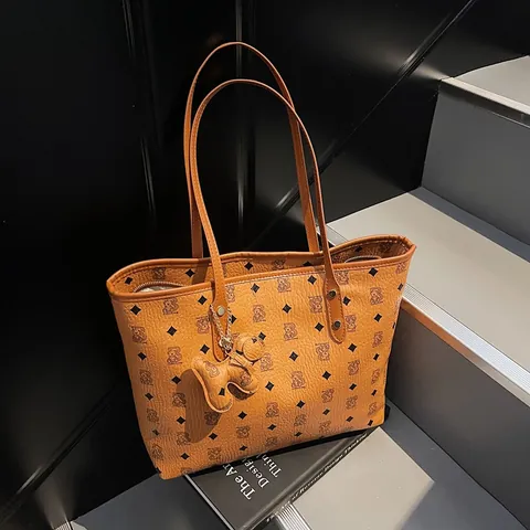 Borsa Tote da Donna a Grande Capacità Motivo Monogram Vintage in Pelle PU Borsa a Tracolla Con Ciondolo a Orso Handbag