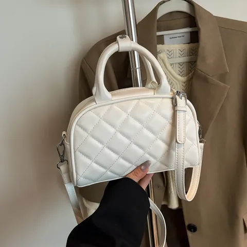 Damen Handtasche aus PU-Leder mit Steppmuster Urbane Schlichtheit Boston Kissentasche Einfarbig Umhängetasche Mode Schultertasche