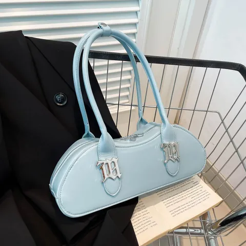 Vintage Gotische Metallbuchstaben M Glänzende PU Leder Unterarmtasche Für Damen Trendige Crinkle Schultertasche Lange Rechteckige Handtasche Für Alltag Party